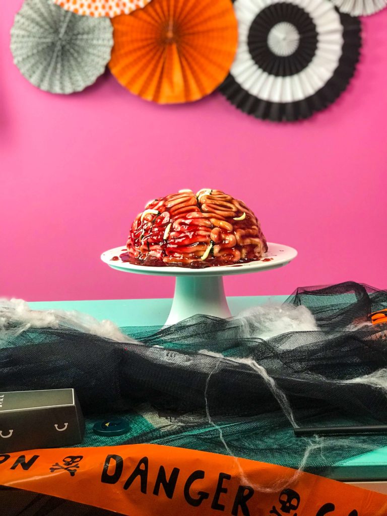 Eklige Gehirn Torte mit Maden für Halloween - Evelyn im Tortenland Eklige Gehirn Torte mit Maden für Halloween - Evelyn im Tortenland